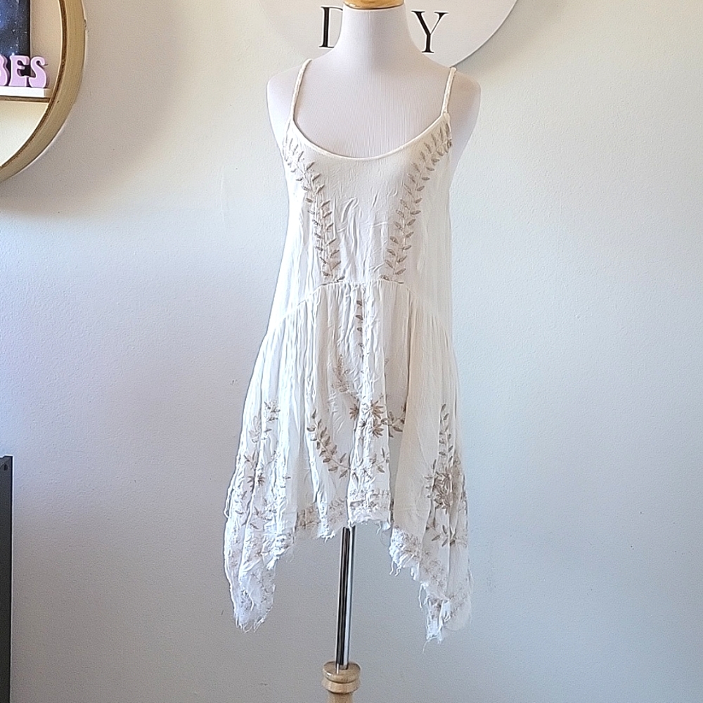 FREE PEOPLE distressed embroider top. Sz. XS